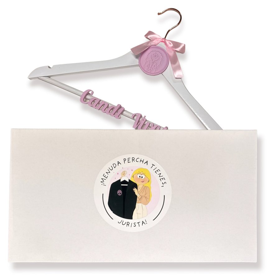 Percha personalizada blanca con medallón rosa en su sobre