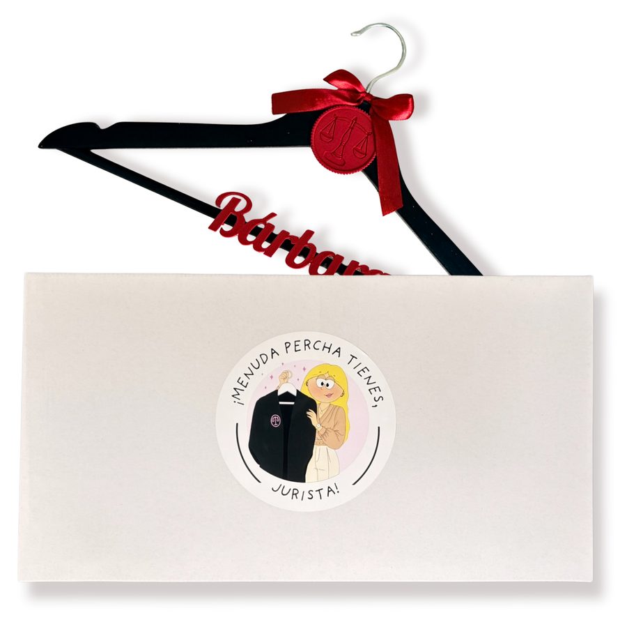 Percha personalizada negra con medallón rojo en su sobre
