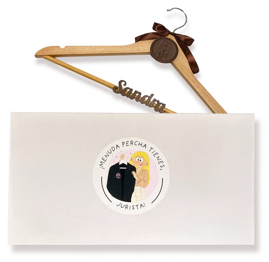 Percha personalizada de madera con medallón chocolate en su sobre